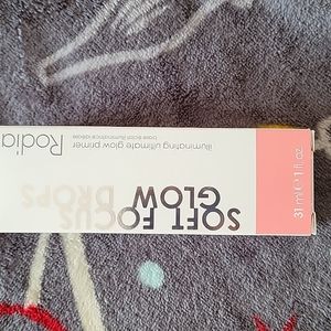 Rodial soft focus glow drops primer